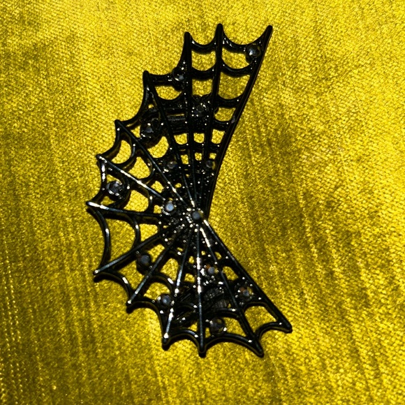 Spiderweb Ear Cuff (New) - Picture 4 of 10